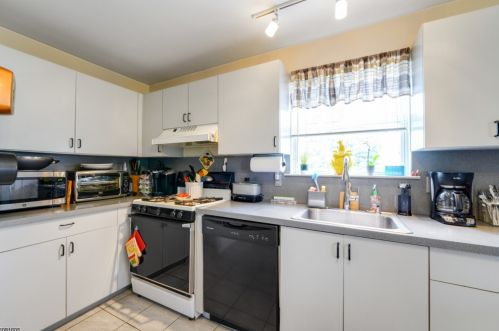 27 Joseph Dr, East Hanover NJ 07936-3579 exterior