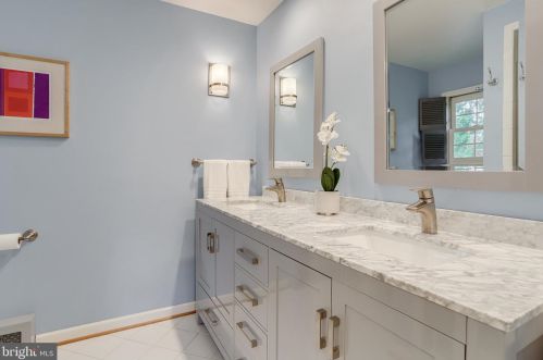 8909 Linton Ln, Alexandria VA 22308-2438 exterior