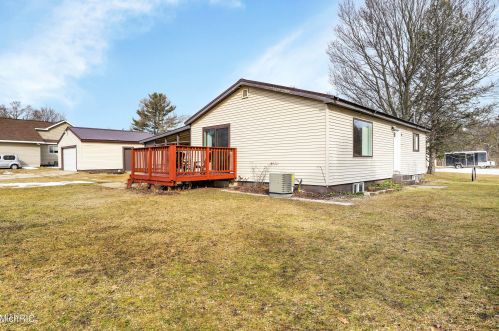 901 Moulton St, Belding, MI 48809-2433
