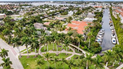 1607 Curlew Ave, Naples FL 34102-3405 exterior