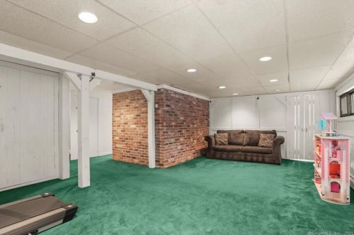 4 Mark Dr, Norwalk CT 06851-3110 exterior