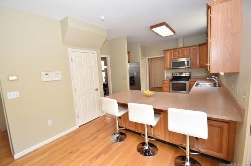 50 High Ledge Cir, Manchester, CT 06040-6872