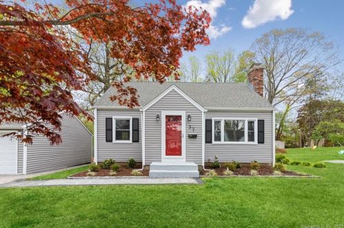 37 Hemlock Dr, Milford, CT 06461-2311