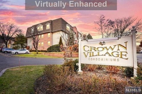 100 Crown Ct, Edgewater, NJ 07020-1137