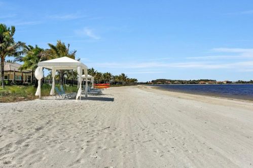 8961 Quarry Dr, Naples FL 34120-5256 exterior