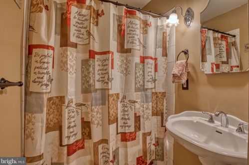 16 Fogarty Dr, Trenton NJ 08619-4321 exterior