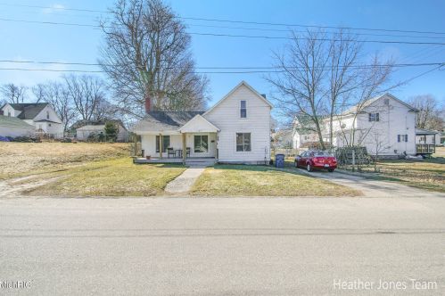 109 Isabelle St, Belding, MI 48809-2217