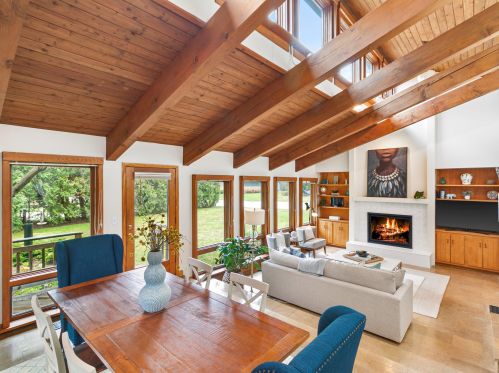 2537 Hunt Club Cir, Milwaukee, WI 53209-1827