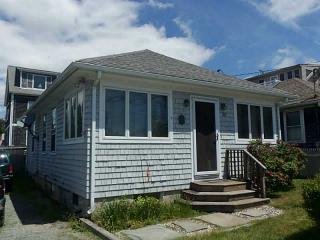 32 Briarwood Ave, Middletown, RI 02842-5808