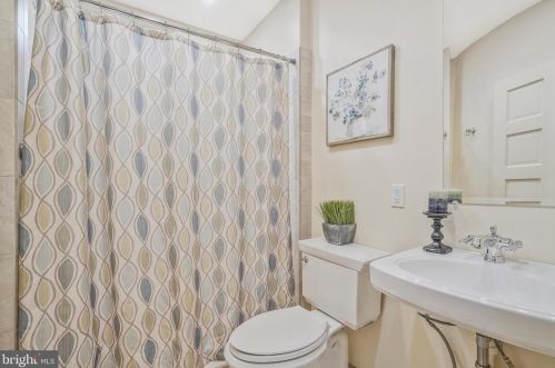 207 Fairfax St, Alexandria VA 22314-3304 exterior