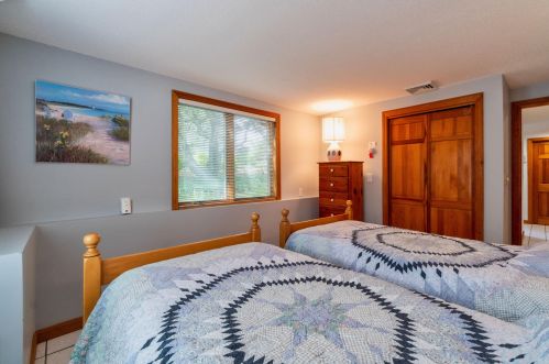 29 Bayberry Ln, Eastham MA 02642-2352 exterior