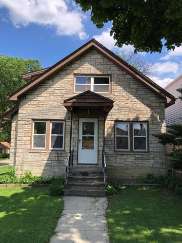 2202 71st St, Milwaukee, WI 53213-1804