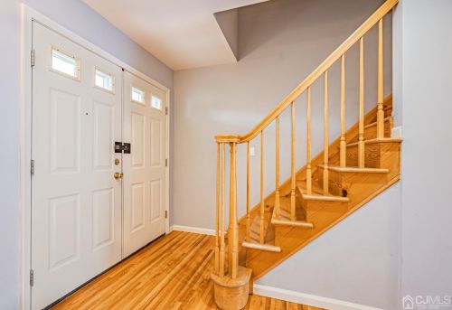 6 Sarah Ct, Edison NJ 08817-2288 exterior