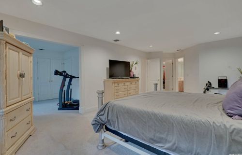 42 Clayton Dr, Huntington Station NY 11746-5503 exterior