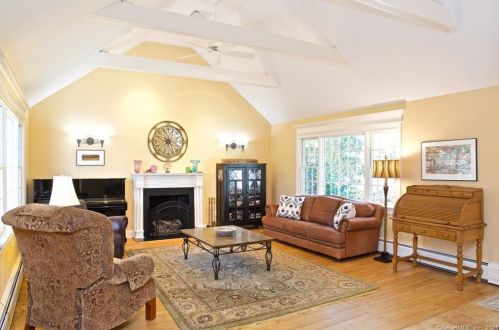 8 Cloverly Cir, Norwalk CT 06855-2130 exterior