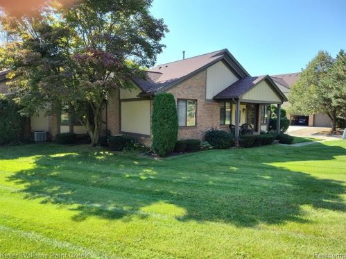 219 Mdw Ln Cir, Rochester MI 48307-3065 exterior