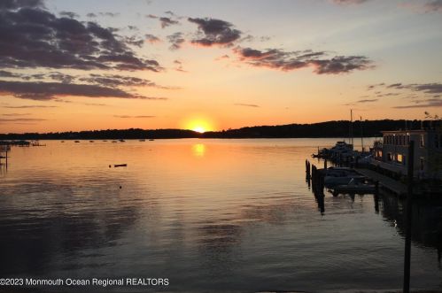 25 Crst Dr, Little Silver NJ 07739-1318 exterior