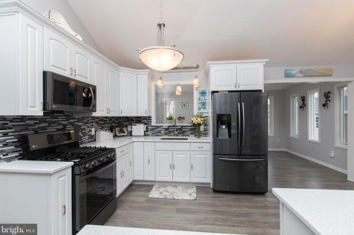 18 Trinity Ln, Blenheim NJ exterior