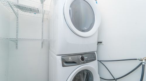 2317 Addison St, Chicago IL 60618-6042 exterior