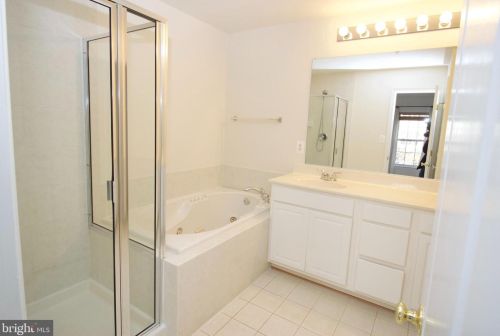 5082 Donovan Dr, Alexandria VA 22304-7755 exterior