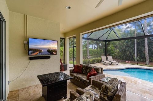 6573 Chestnut Cir, Naples FL 34109-7811 exterior