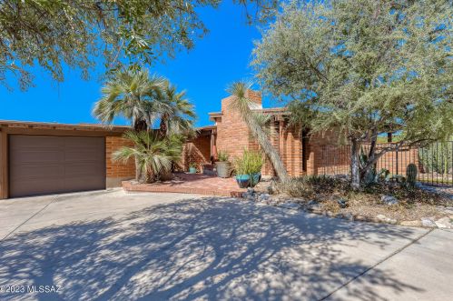 2106 Camino El Ganado, Tucson AZ  85718-4108 exterior