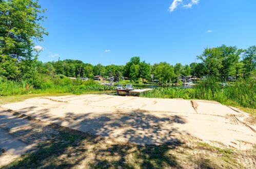 45551 Peninsula Dr, Grand Junction MI 49056-9462 exterior