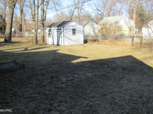 946 Quarterline Rd, Meskegon MI 49444-9705 exterior