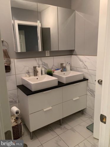 1411 19 St, Philadelphia PA 19146-4655 exterior