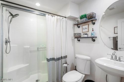 3204 Lisbon Ln, Oxnard CA 93036-7623 exterior