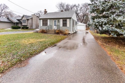 690 Glenbrook Ave, Saint Paul, MN 55128-7405