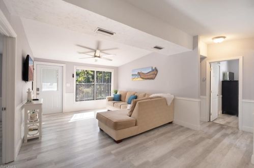 2047 Hbr Ln, Naples FL 34104-4218 exterior