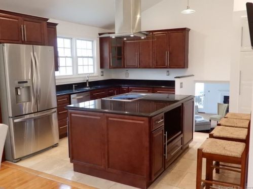 31 Mayflower Ln, Meriden CT 06450-3522 exterior