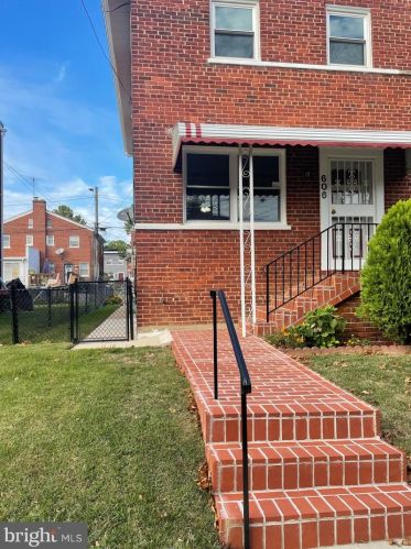 606 Galveston Pl, Washington, DC 20032-3540