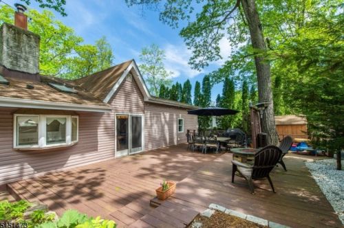 7 Oakwood Trl, Kinnelon NJ 07405-3116 exterior