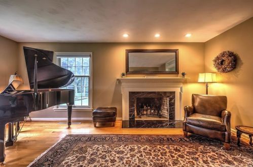 55 Mtn Brk Rd, North Haven CT 06473-1019 exterior