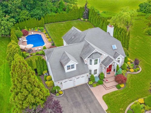 179 Hayrick Ln, Commack, NY 11725-1232