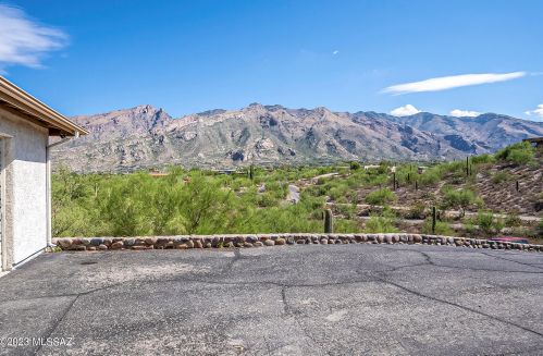 5860 Swan Rd, Tucson AZ 85718-5433 exterior