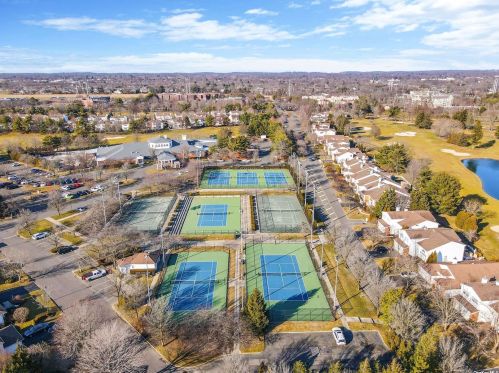 35 Hamlet Dr, Commack NY  11725-4441 exterior