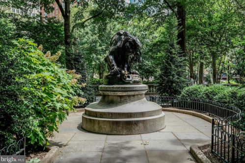 2022 Locust St, Philadelphia PA 19103-5614 exterior