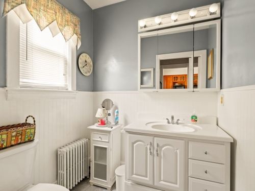 323 Nevada St, Newton MA 02460-1466 exterior