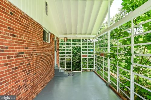 5615 Chase Ct, Alexandria VA 22312-6318 exterior