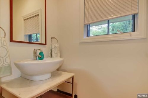 141 Hudson Cv, Edgewater NJ 07020-1480 exterior