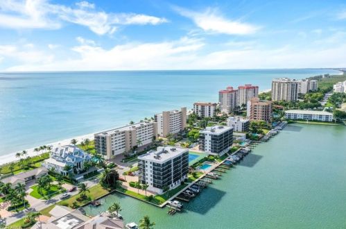 10562 Gulf Shore Dr, Naples FL 34108-2050 exterior