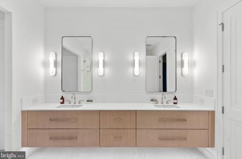 4526 Hawthorne St, Washington DC 20016-3570 exterior