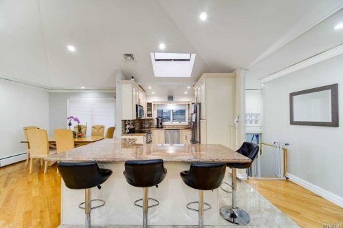 717 Eagle Dr, Valley Stream NY 11581-3539 exterior