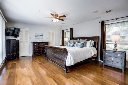 1049 Frst Grv Dr, Dallas TX 75218-2333 exterior