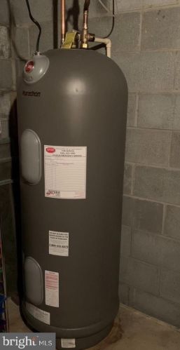 1592 Hollywood Dr, Lancaster PA 17601-5227 exterior