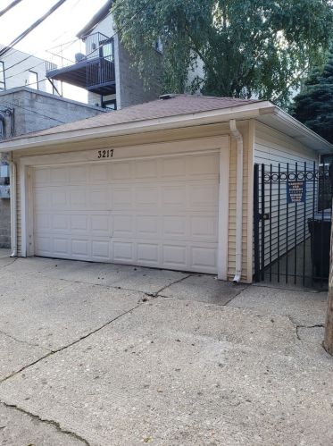 3217 Southport Ave, Chicago IL 60657-3228 exterior