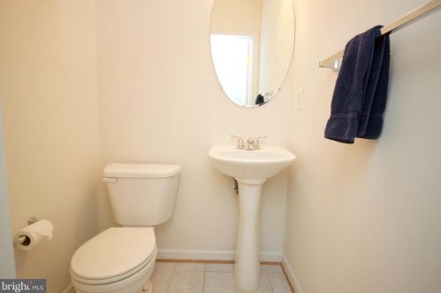 5082 Donovan Dr, Alexandria VA 22304-7755 exterior